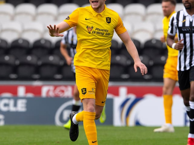 A little too close to last year's strip with not much changing. Subtle pattern through it adds to the 2 tone shirt and the nod to key workers is a nice touch from the club, just enough to keep it off the bottom.