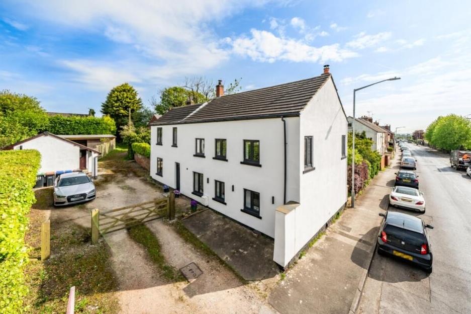 Offers in the region of £500,000 are invited by Nottingham estate agents Pygott and Crone for this charming, detached, three-bedroom cottage, complete with self-contained annexe, at Willow Cottages, near Salmon Lane, Annesley Woodhouse.