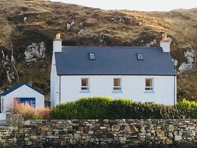 4 bedroom detached house in Ardinashaig, Isle Of Scalpay.
Average house price in Na h-Eileanan siar - £130,700.