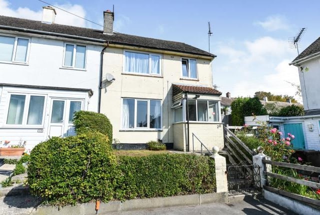 Spacious three-bedroom house with no onward chain. The bedrooms and family bathroom are upstairs with a separate toilet, and two of the bedrooms offer stunning views across the Solent. There are also generously-sized rear and side gardens.
