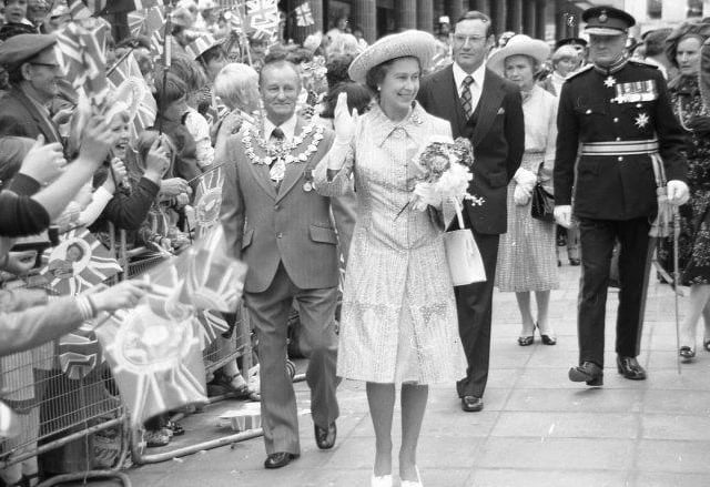 In 1977, Her Majesty the Queen visited Mansfield, where thousands lined the streets to catch a glimpse of her.
