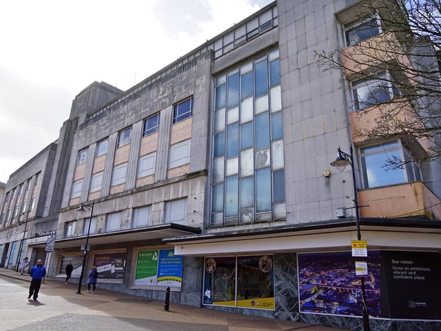 The Queen Street frontage of the building, viewed from the junction with Stockwell Gate. Beales in Mansfield closed in March 2020. The closure was part of a larger collapse of the Beales department store chain. The former Beales building in Mansfield is now being acquired by the local council for redevelopment into a community hub called Mansfield Connect.