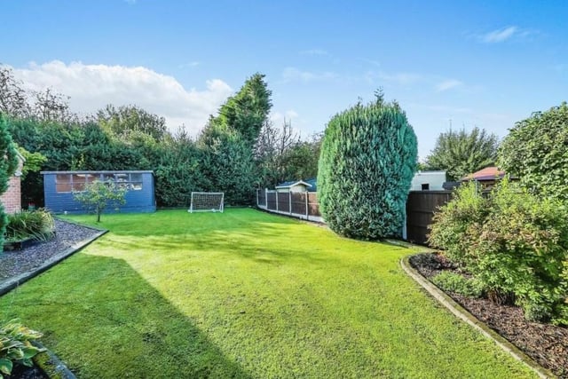 The large lawn in the back garden is the ideal spot for playing, relaxing or entertaining, especially when the weather is good.