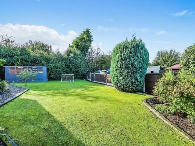 The large lawn in the back garden is the ideal spot for playing, relaxing or entertaining, especially when the weather is good.