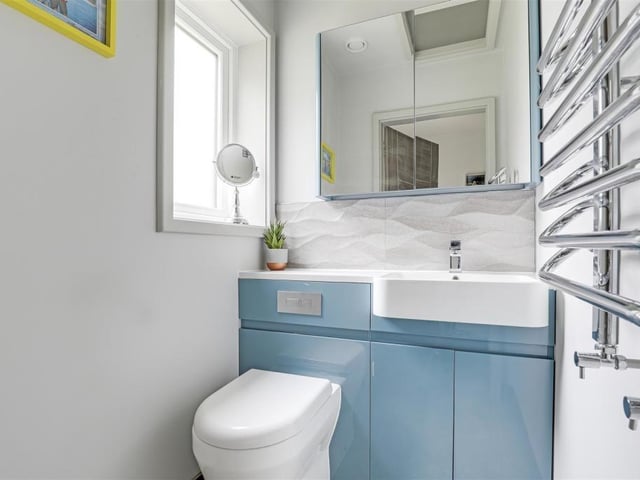 As well as the two en suite rooms, the Newstead Abbey Park bungalow features this separate toilet, where a concealed, dual-flush WC is combined with a wash basin. There is also a chrome, heated towel-rail and recessed spotlights.