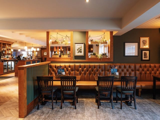 The pub’s refresh has seen the introduction of new wallpaper, stylish lighting, updated seating, and uplifting colour palettes.