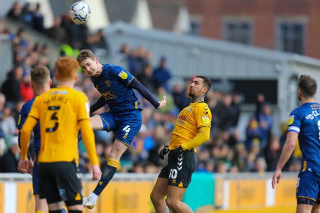 Mansfield Town defender Elliott Hewitt wins the header. Photo by Chris Holloway/The Bigger Picture.media