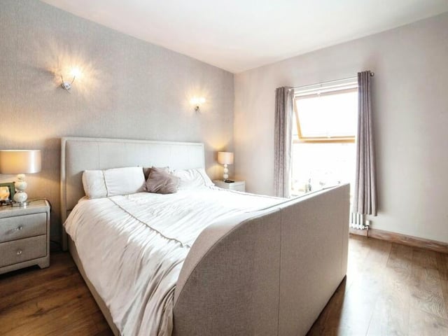 Time to go up to the first floor now, and here is the main bedroom, which is a very pleasant space overlooking the front of the house. The floor is laminated.