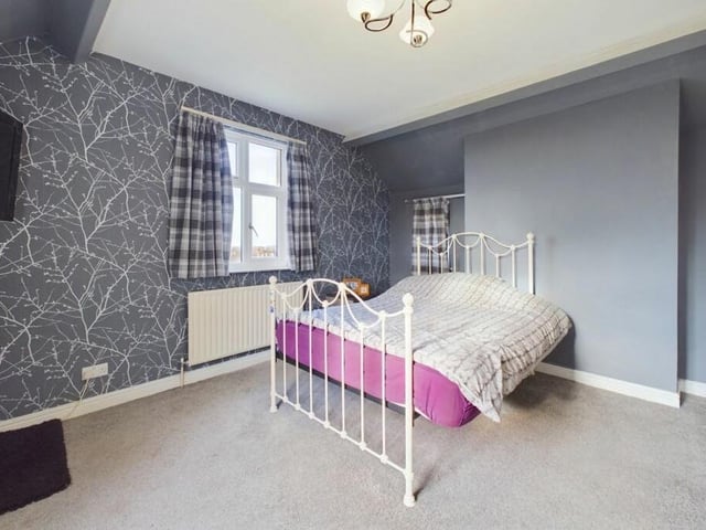 Another pleasant and spacious first-floor bedroom at Half Moon Farm.