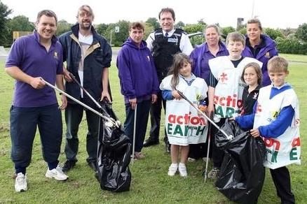 2009: Police and children from Nottinghamshire County Council's play service get stuck in to some cleaning up Coronation Park in Eastwood.