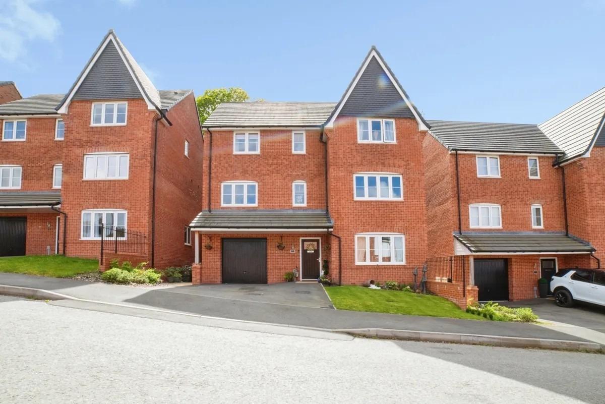 The property is located in  located in one of Mansfield’s most sought-after residential areas. To the front of the property there is a tarmac driveway allowing off street parking and lawn.