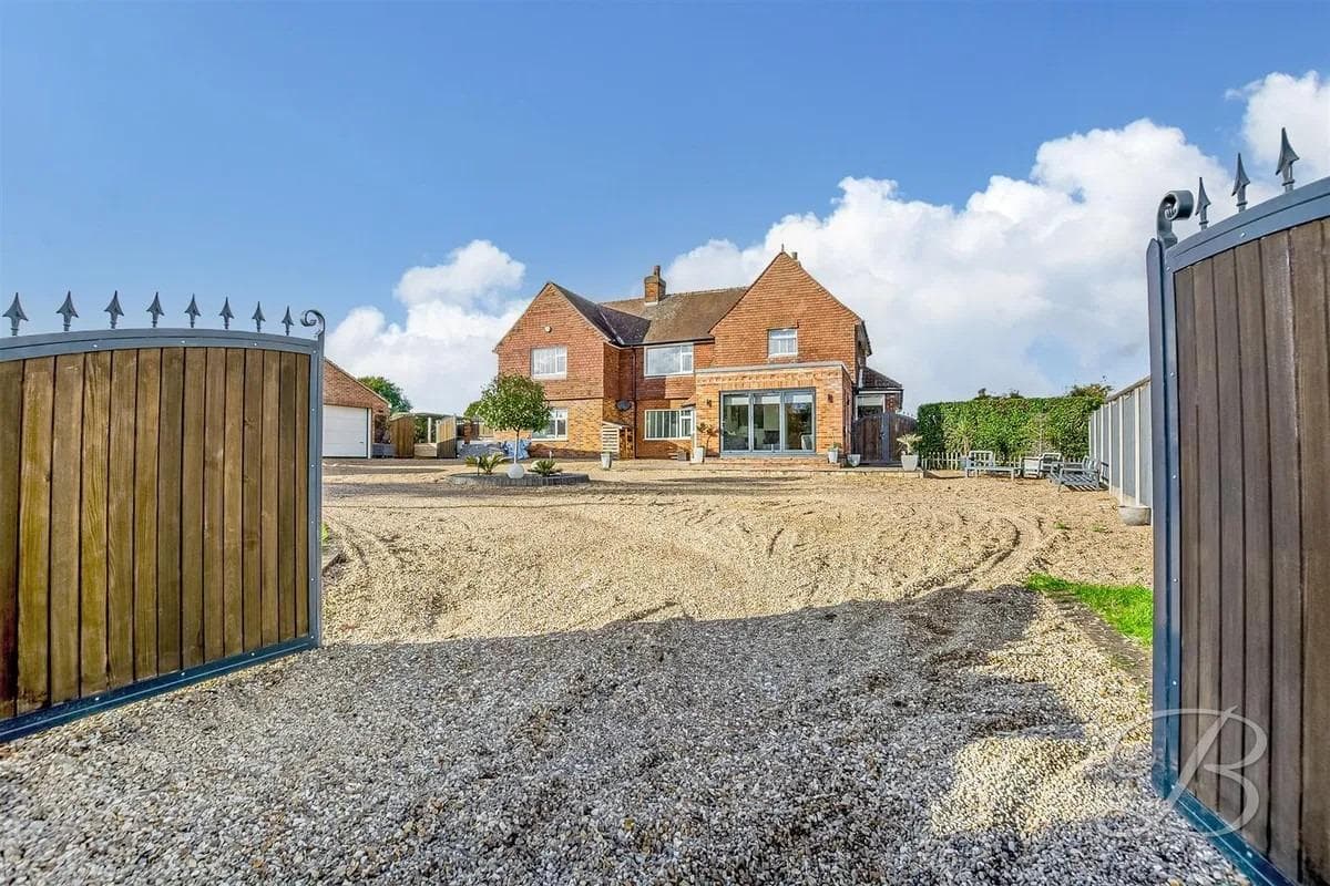 FAMILY HOME: Four bed detached property on the market in Edwinstowe for ...
