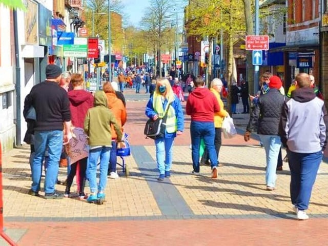 Worksop's history dates back to before the Norman Conquest, with evidence found in the Domesday Book. It developed into a market town and was granted a Royal Charter in 1296. Over time, it became a centre for coal mining and industry. Today, Worksop is known for its priory church, with remnants that date back to the 12th and 13th centuries. It also serves as a commuter town, providing connections to Sheffield, Nottingham, and Lincoln.