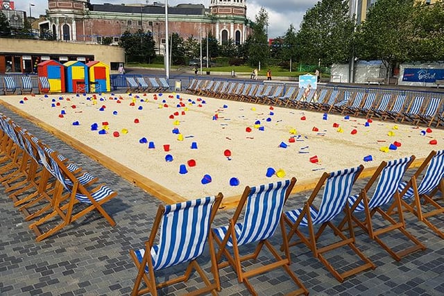 Newark on Sea makes a splash this summer with its giant urban beach. Experience a seaside atmosphere with daily beach-themed activities, ice creams, dinky doughnuts, and entertaining seaside shows by the sand.