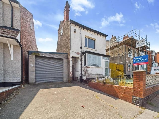 This good-sized detached house presents an excellent opportunity for buyers looking to put their own stamp on a property in a sought-after location. Sold with no upward chain, the home is ready for modernisation to suit personal tastes, offering fantastic potential.