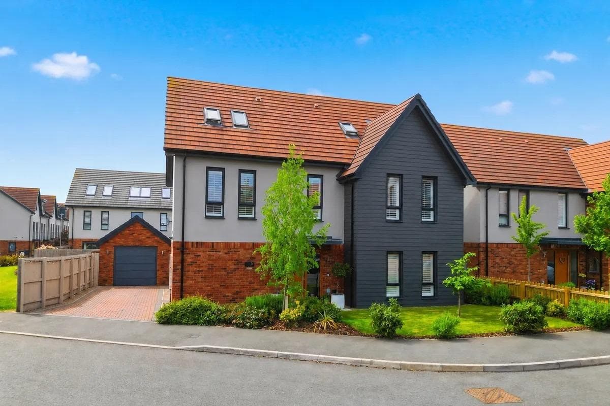 LOOK: Beautifully designed five bed Edwinstowe home on the market for £550 ...