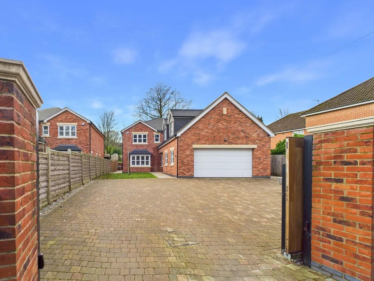 This executive and beautifully-appointed modern detached family home is offered to the market with no upward chain and occupies a prime position neighbouring the historic Newstead Abbey, in the highly sought after Ravenshead. With excellent access to local amenities and convenient transport links to both Mansfield and Nottingham nearby, this property is perfectly placed for families and professionals alike.