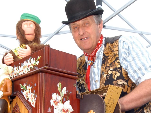 Organ grinder Patrick Cooke pictured at Mansfield Market Place in 2007.