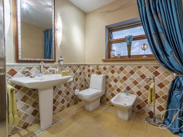 The attractive shower room from a different angle.
