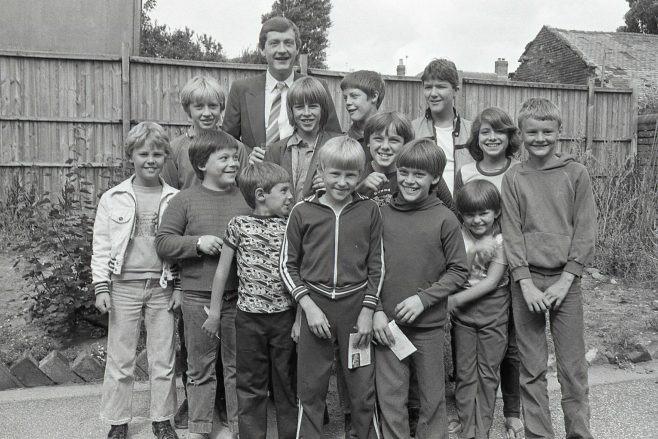 Who remembers snooker player Steve Davis when he visited the Prince Charles at Forest Town?