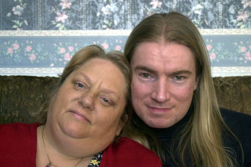 Who remembered when Gavin Lee, 33, donated one of his kidneys to wife Anne, 46  pictured relaxing at home in February 2001