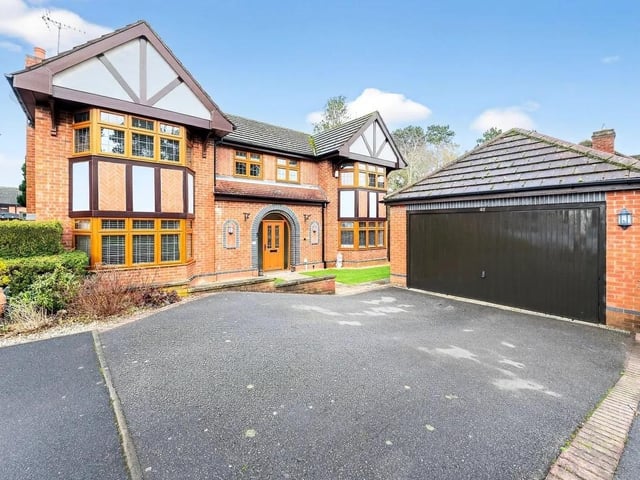 This substantial and beautifully proportioned five-bedroom detached family home offers over 2,200 sq. Ft. Of versatile accommodation, making it ideal for growing families, home working and multi-generational living. The property occupies a generous plot and is thoughtfully laid out with spacious rooms throughout.