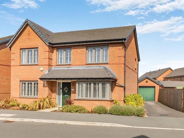 A modern detached family home with four bedrooms, two reception rooms, an open plan living/dining/kitchen and a good sized detached garage in a popular area on the southern edge of Mansfield.