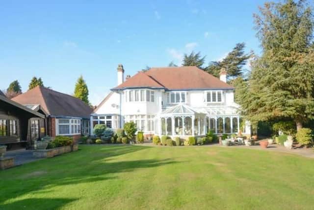 This four/five bedroom detached property comes with a log cabin with swimming pool. For the full details, see here: https://www.rightmove.co.uk/property-for-sale/property-69350572.html