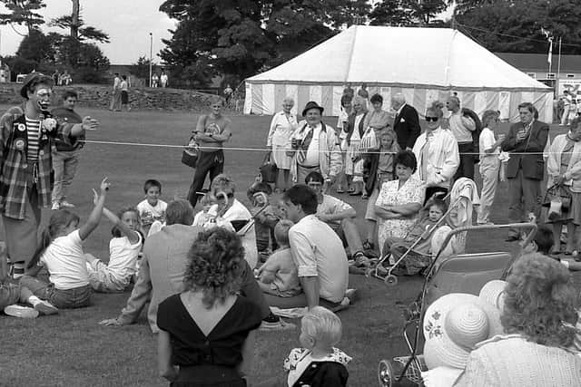 1989: The crowds are being entertained by a touch of comedy and balloon modelling at the Mansfield Show. Did you watch this performer?