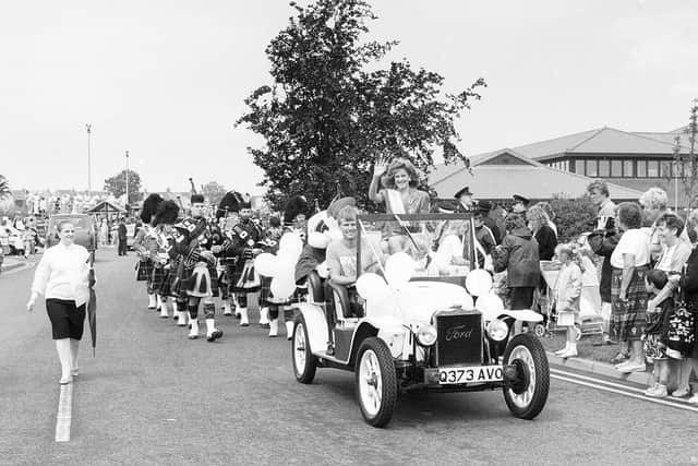1990: Crowds enjoy the parade at Mansfield Carnival. Did you watch it or take part in it?