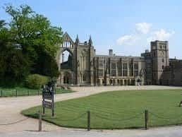 Newstead Abbey, in Ravenshead, is home to a 300 acre open space and used to be home to Lord Byron.
