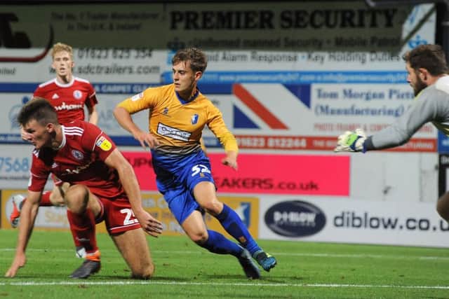 Mansfield Town v Accrington Stanley. Danny Rose gets close late in the second half.
