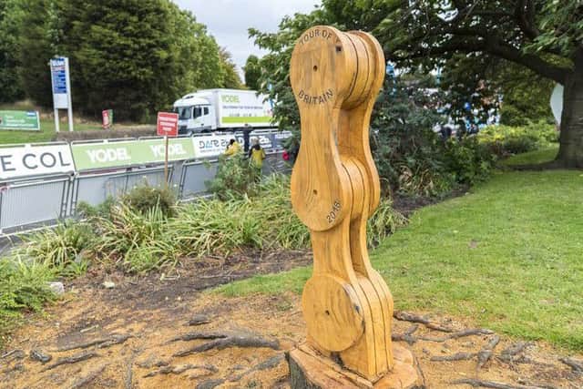 A new, wooden sculpture of a link from a bike's chain in Chesterfield Road Park, Mansfield to mark the Tour Of Britain.
