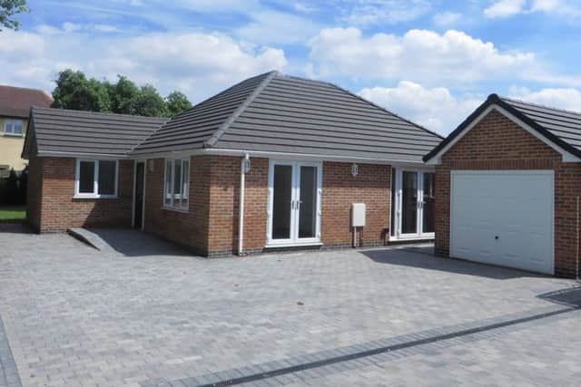 Front of the property wiht driveway and garage