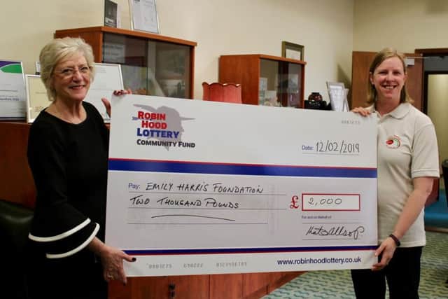Mayor Kate Allsop presents the cheque.