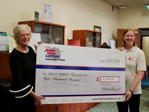 Mayor Kate Allsop presents the cheque.