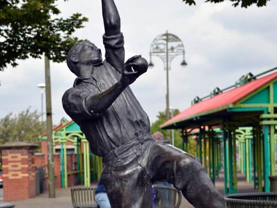Harold Larwood statue, Kirkby