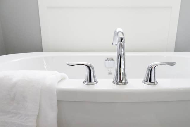 Removing soap scum from your tub with a bit of added elbow grease for 15 minutes can burn up to 50 calories, which is the same as 250 jumping jacks.