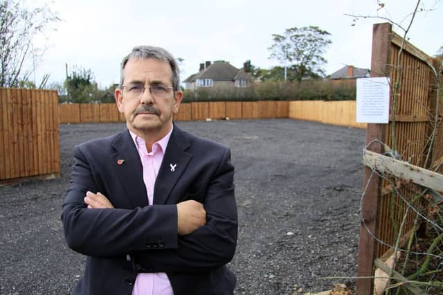 NEAABE111012c1, Councillor Robert Sears Piccavey at the travellers site on the greenebelt field, Underwood.