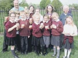 Friends of Yeoman Hill Park were joined by 180 Mansfield schoolchildren to help
sow wildflowers. Pupils from Leas Park Primary School, Robin Hood Primary School and 4th Mansfield Woodhouse Beaver Kits visited the Park throughout the day.