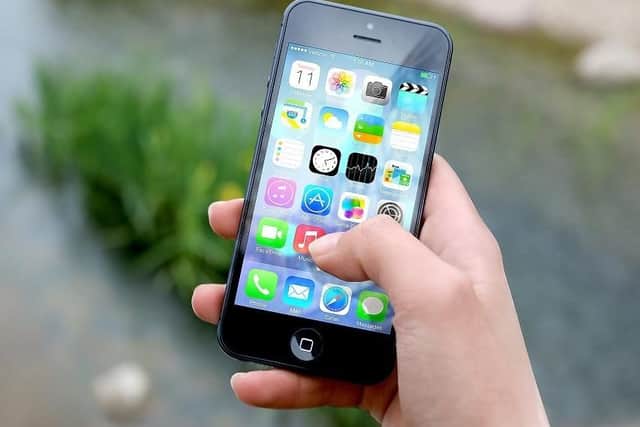 EE customers are reporting problems sending texts and making calls
