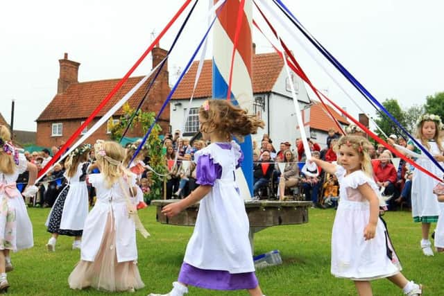 Wellow maypole dancing.