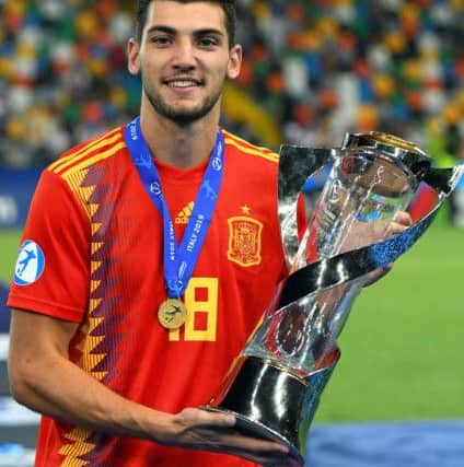 UDINE, ITALY - JUNE 30: Rafa Mir of Spain celebrates the victory with the trophy at the end the 2019 UEFA U-21 Final between Spain and Germanyat Stadio Friuli on June 30, 2019 in Udine, Italy. (Photo by Alessandro Sabattini/Getty Images)