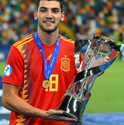 UDINE, ITALY - JUNE 30:  Rafa Mir of Spain celebrates the victory with the trophy at the end the 2019 UEFA U-21 Final between Spain and Germanyat Stadio Friuli on June 30, 2019 in Udine, Italy.  (Photo by Alessandro Sabattini/Getty Images)