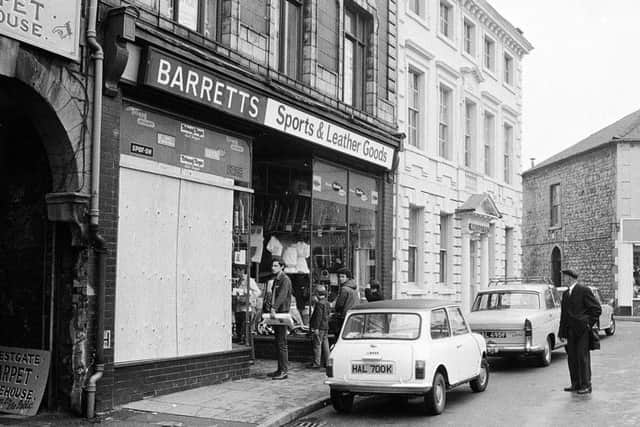 1971 Mansfield's West Gate showing Barrets Shop.