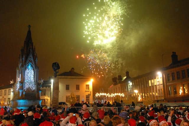NMAC10-3109-24Mansfield Christmas Lights switch onFirework finale.