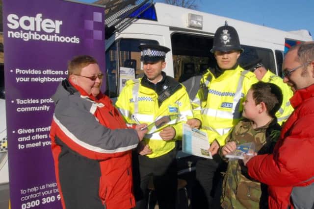 10-0218-1
Community Police Day in Hicknall today pic shows PCSO Simon Gazzard and PC Simon Lacey handing over a Smartwater set to a local Hucknall family the Jackie Werle left, Neil Werle far right and Adam Werle 2nd right