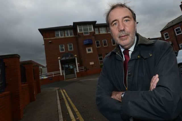 Paddy Tipping campaigning to re-open the custody suite at Worksop Police Station  (w121108-7b)
