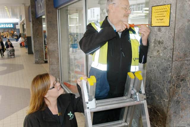 A plaque has been put up in memory of Ray Froggatt, Mansfield's favourite busker, in the Four Seasons shopping centre.