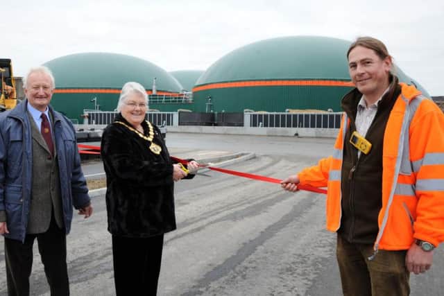 Councillors have cut the ribbon of a new biogas plant in Nottinghamshire, which recycles farm waste into energy